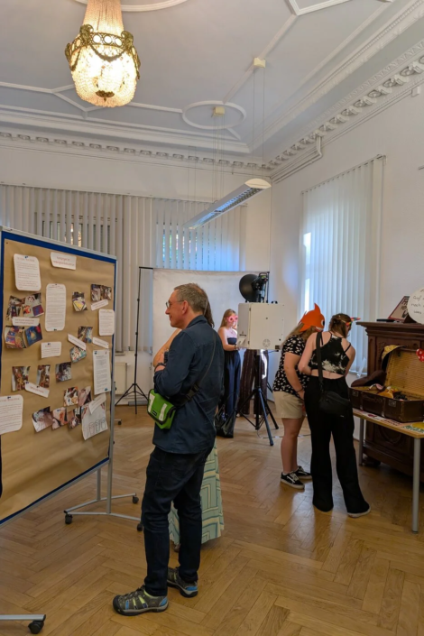 Verweilen und Betrachten bei der Kunstausstellung