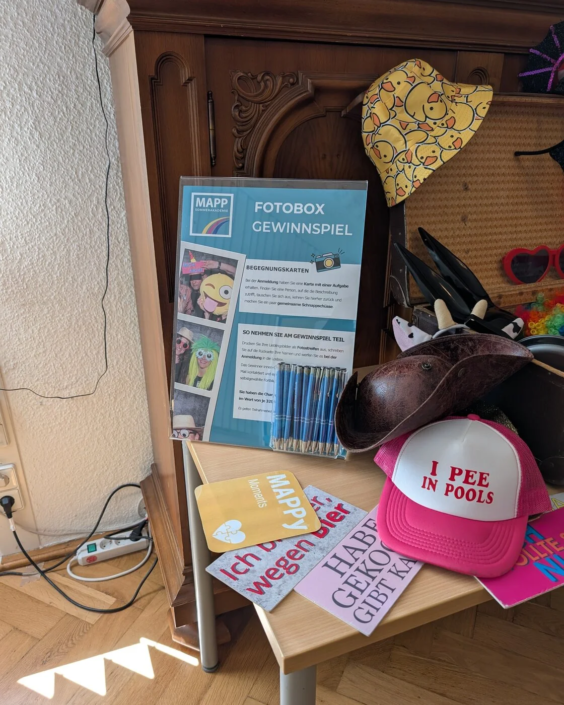 Requisiten an der Fotobox für das Begegnungsspiel